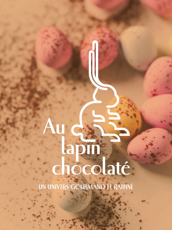 Déclinaison verticale logo Au Lapin Chocolaté – identité visuelle chocolatier artisanal sur fond d'œufs pralinés pastel