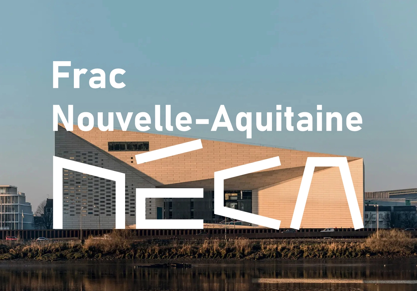 Logo FRAC méca – identité visuelle institutionnelle pour le Frac Nouvelle-Aquitaine avec monogramme géométrique blanc sur fond architectural