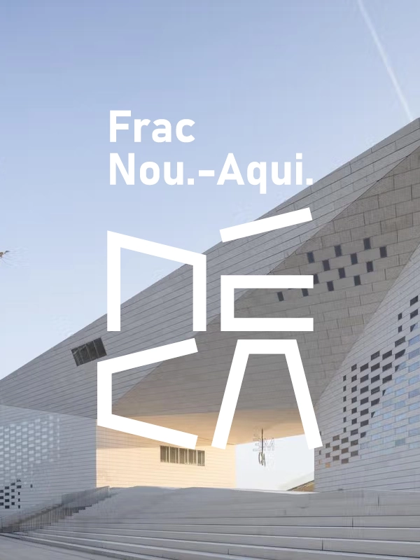 Déclinaison verticale logo Frac Nouvelle-Aquitaine – identité visuelle institutionnelle sur fond architectural béton ciel bleu