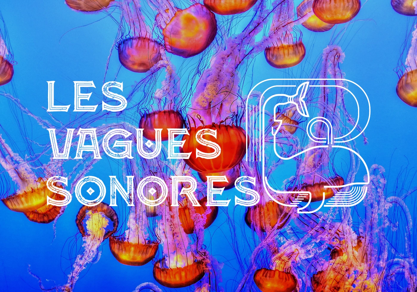 Logo Les Vagues Sonores – identité visuelle pour label musical avec typographie vintage et pictogramme tête de lion stylisé sur fond de méduses colorées